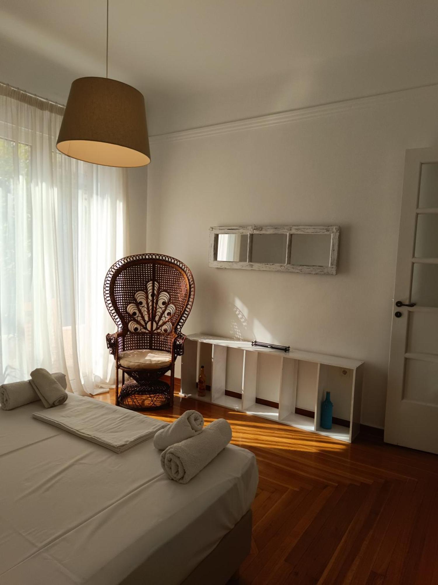 Casa Pamisou Near Attiki Metro Station *